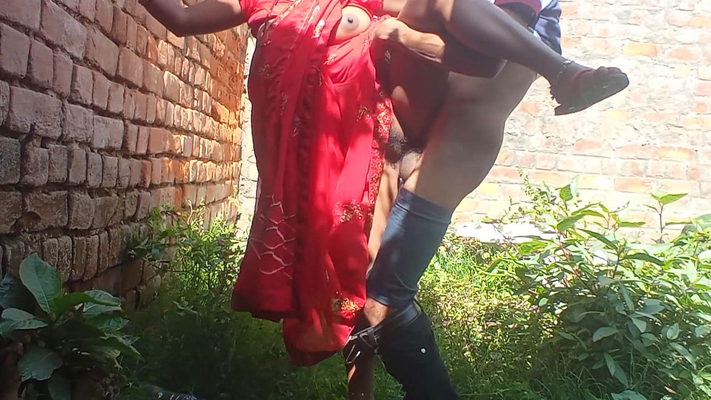 Indian bhabhi apne Aashiq ko ghar ke pichhe bulakar chudwai desi bhabhi outdoor hard-core sex