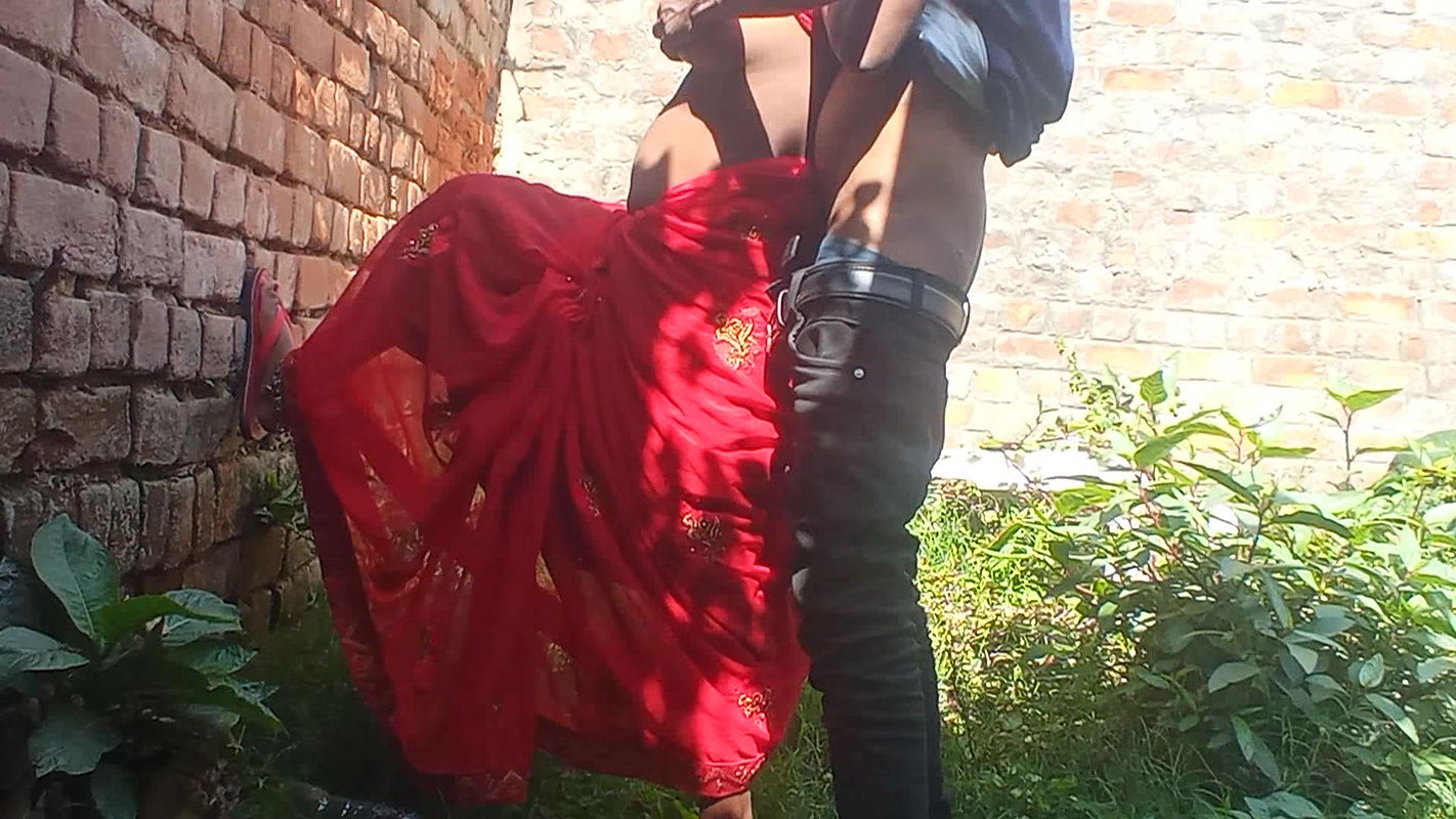 Indian bhabhi apne Aashiq ko ghar ke pichhe bulakar chudwai desi bhabhi outdoor hard-core sex