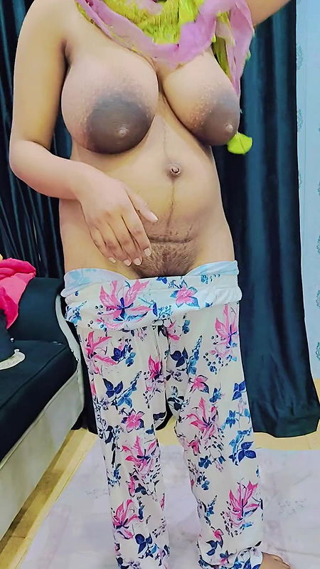 Desi bhabhi and Desi phuddi Pakistani girls