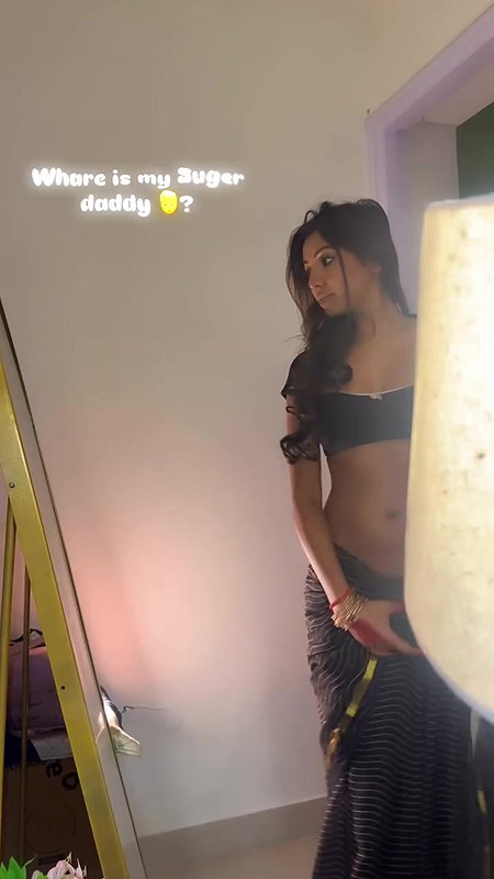 AAFAT DIVA BABE RITU YUMMY TEASE IN BACKLESS SAREE