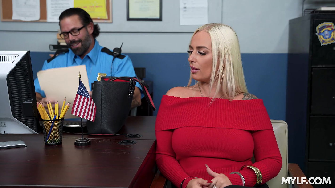 Mom Drips with Elana Bunnz in Cum-Filled Pussy for Thanksgiving