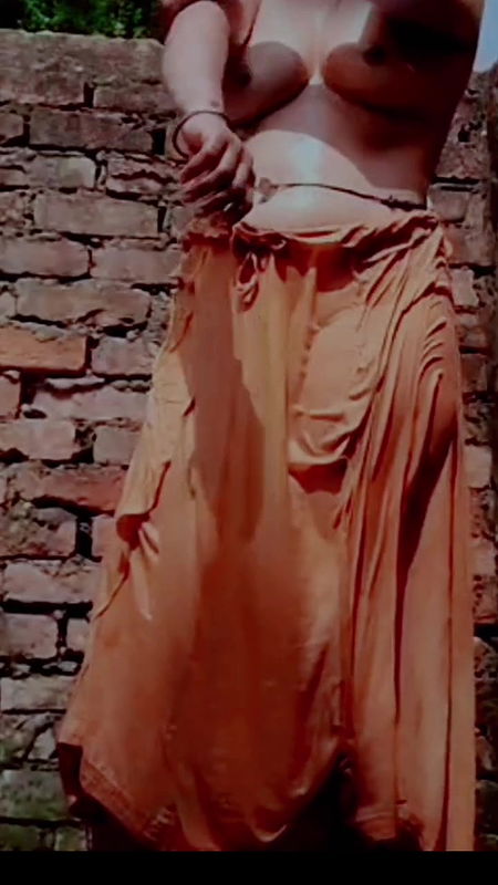 Asks the woman to send her nude MMS. Take a bath and record