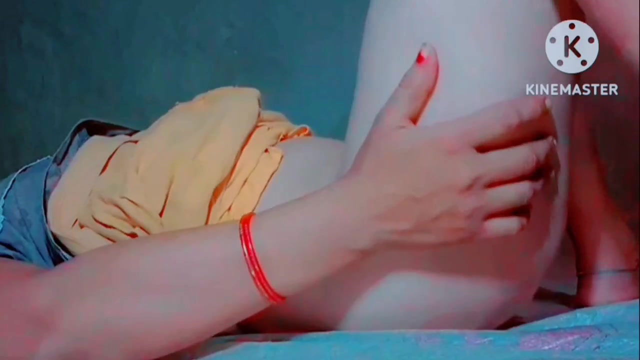 An 18-year-old girl records her nude MMS for her lover,This 18-year-old girl calls her lover and talks naughtily