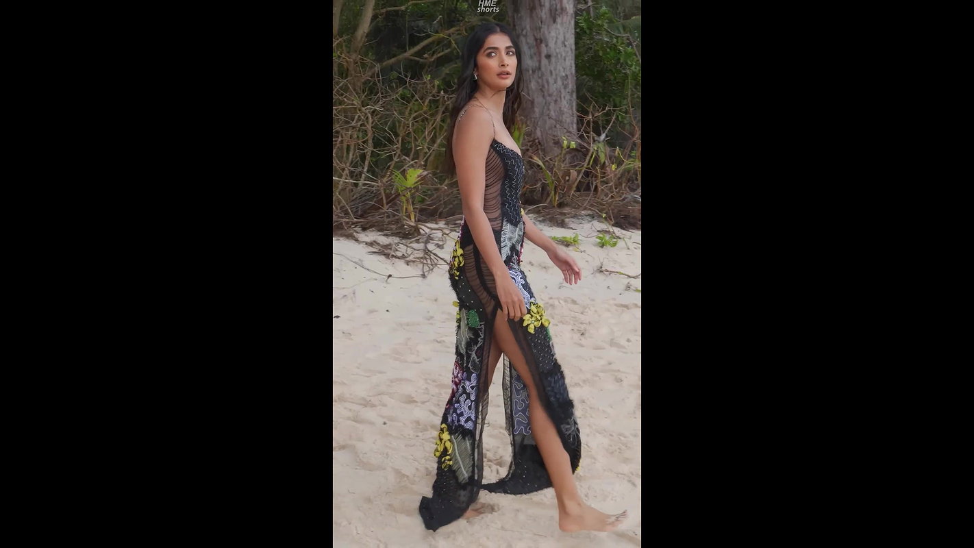 Pooja hegde dusky skin erotic deep cleavage tighs show hottest UHD vertical Video.