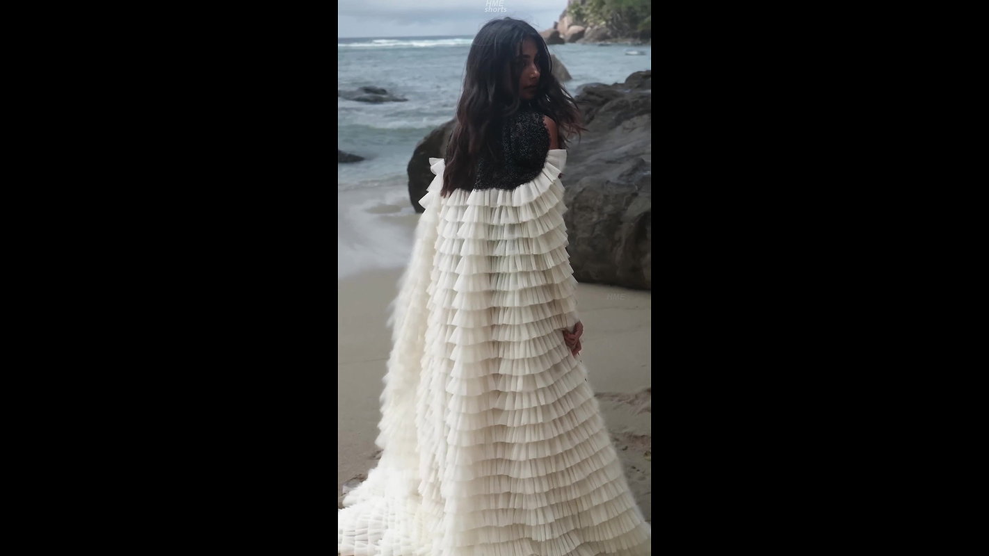 Pooja hegde dusky skin erotic deep cleavage tighs show hottest UHD vertical Video.