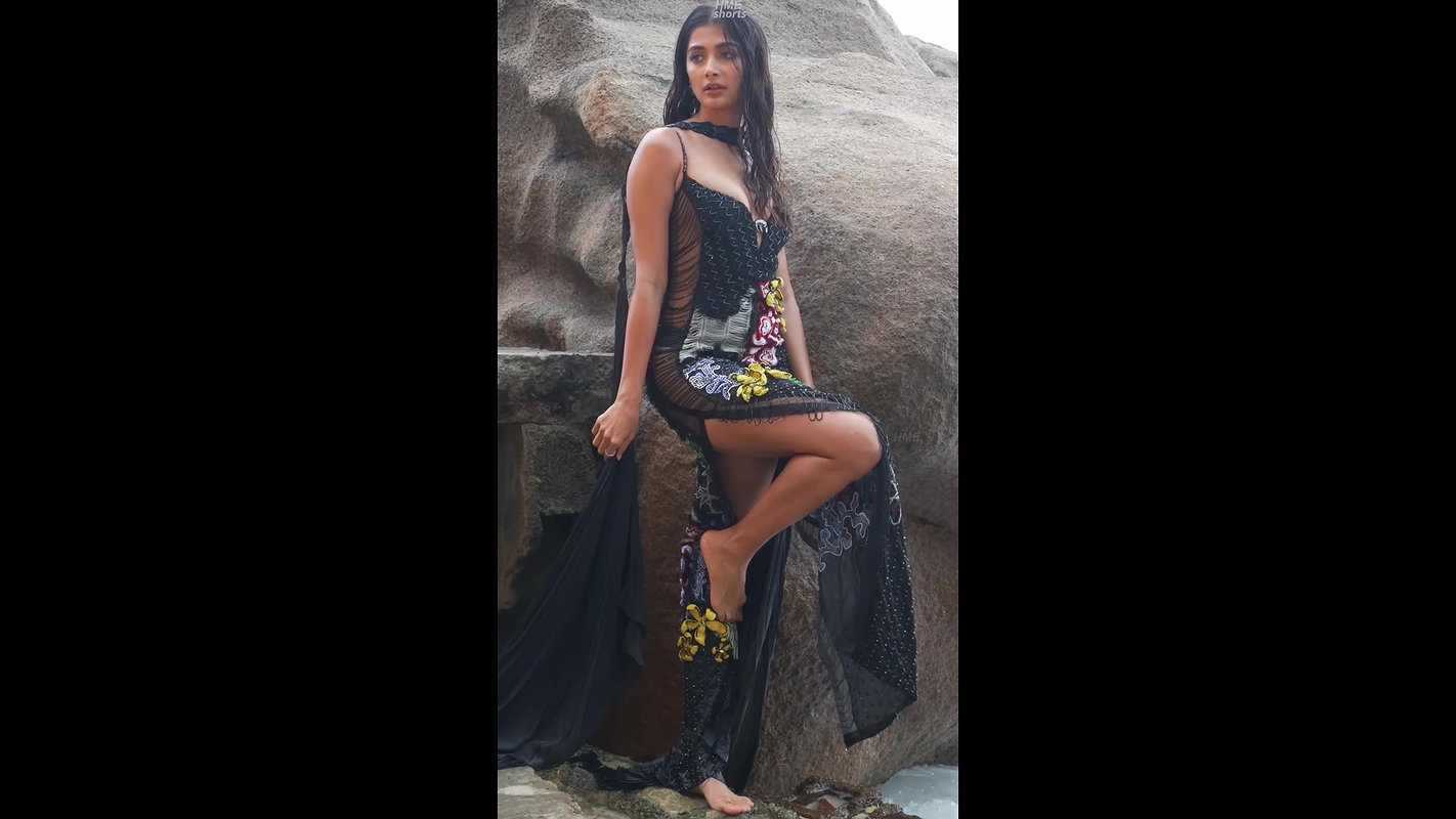 Pooja hegde dusky skin erotic deep cleavage tighs show hottest UHD vertical Video.