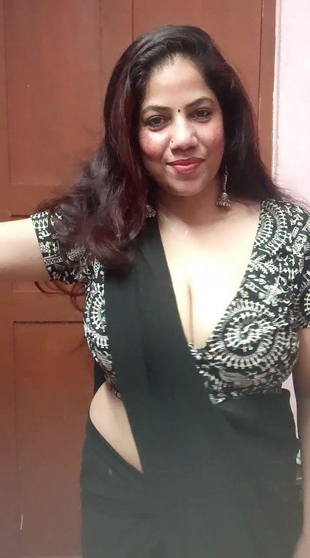 desi auntu huge breasts and cleavage in black saree