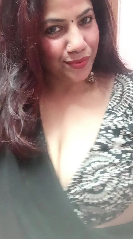 desi auntu huge breasts and cleavage in black saree