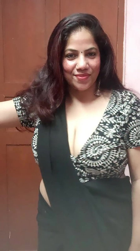 desi auntu huge breasts and cleavage in black saree