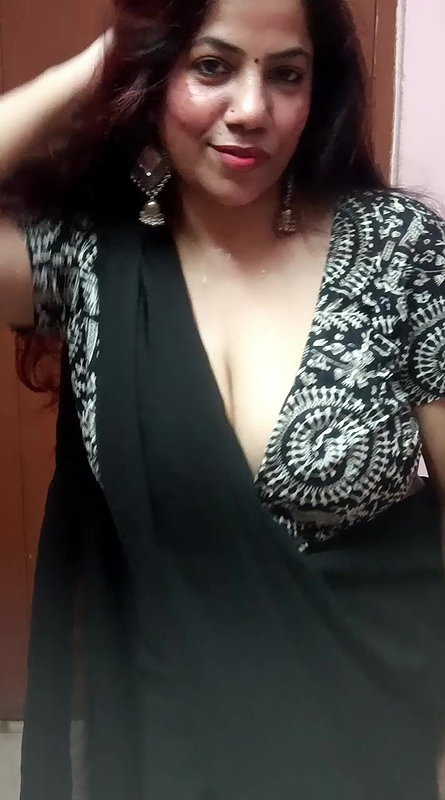 desi auntu huge breasts and cleavage in black saree