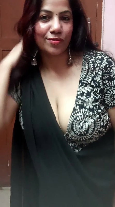desi auntu huge breasts and cleavage in black saree