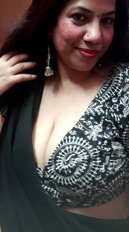 desi auntu huge breasts and cleavage in black saree