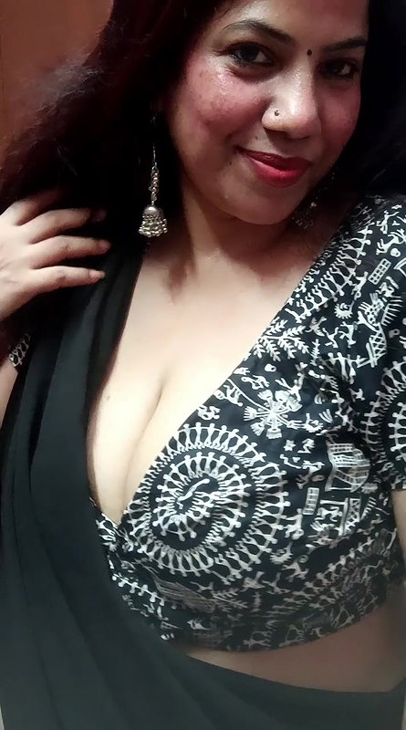 desi auntu huge breasts and cleavage in black saree