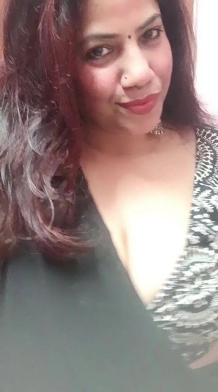 desi auntu huge breasts and cleavage in black saree