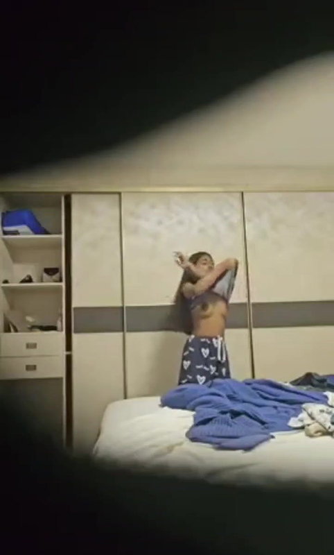 Cute babe record by her neighbour while dress change