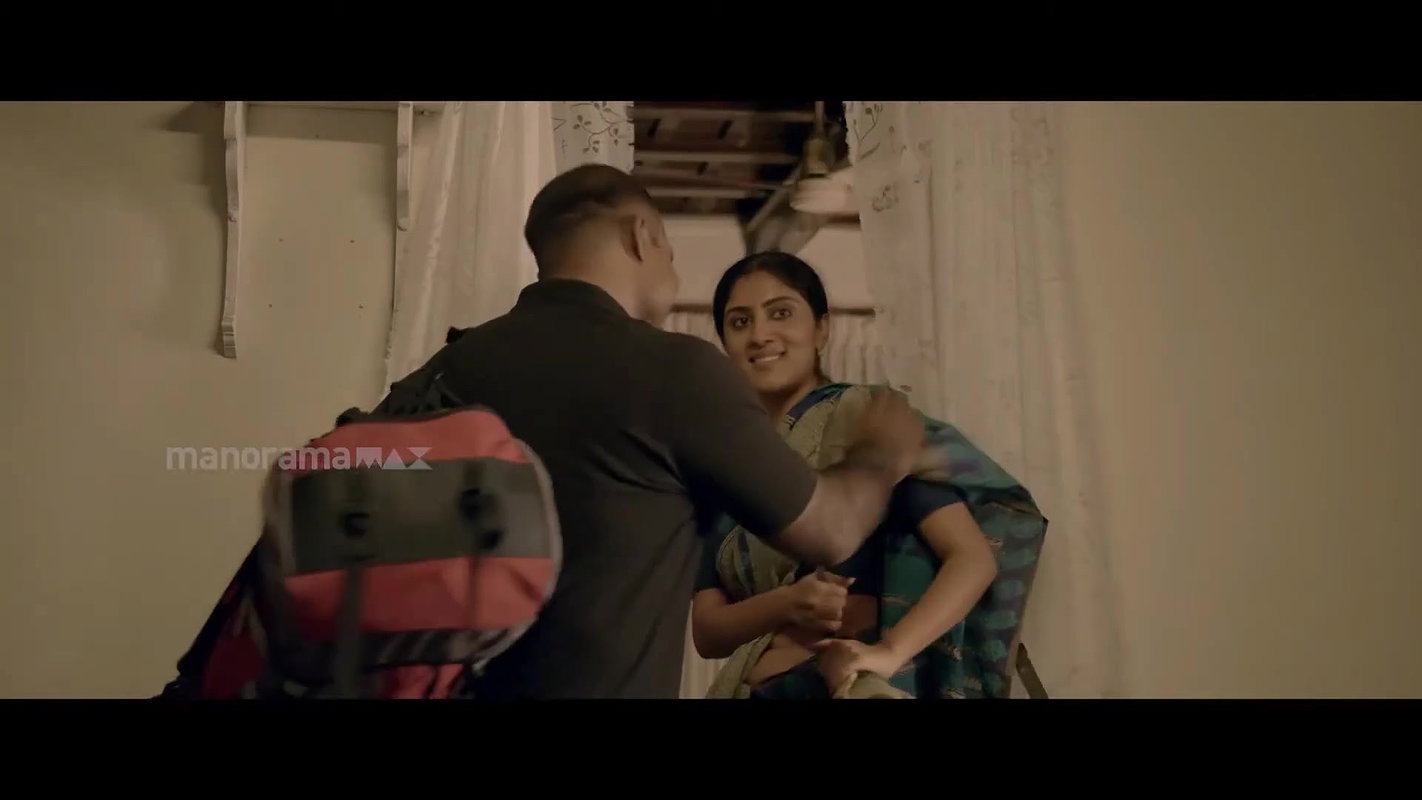 Dhanya Balakrishna Sexy Navel Show-Puzhikkadakan