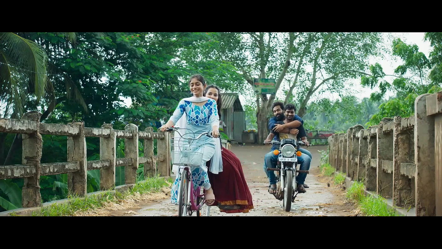 Komalee Prasad Hot Navel,Ass,Boob Seducing Song 2- Sasivadane 2025