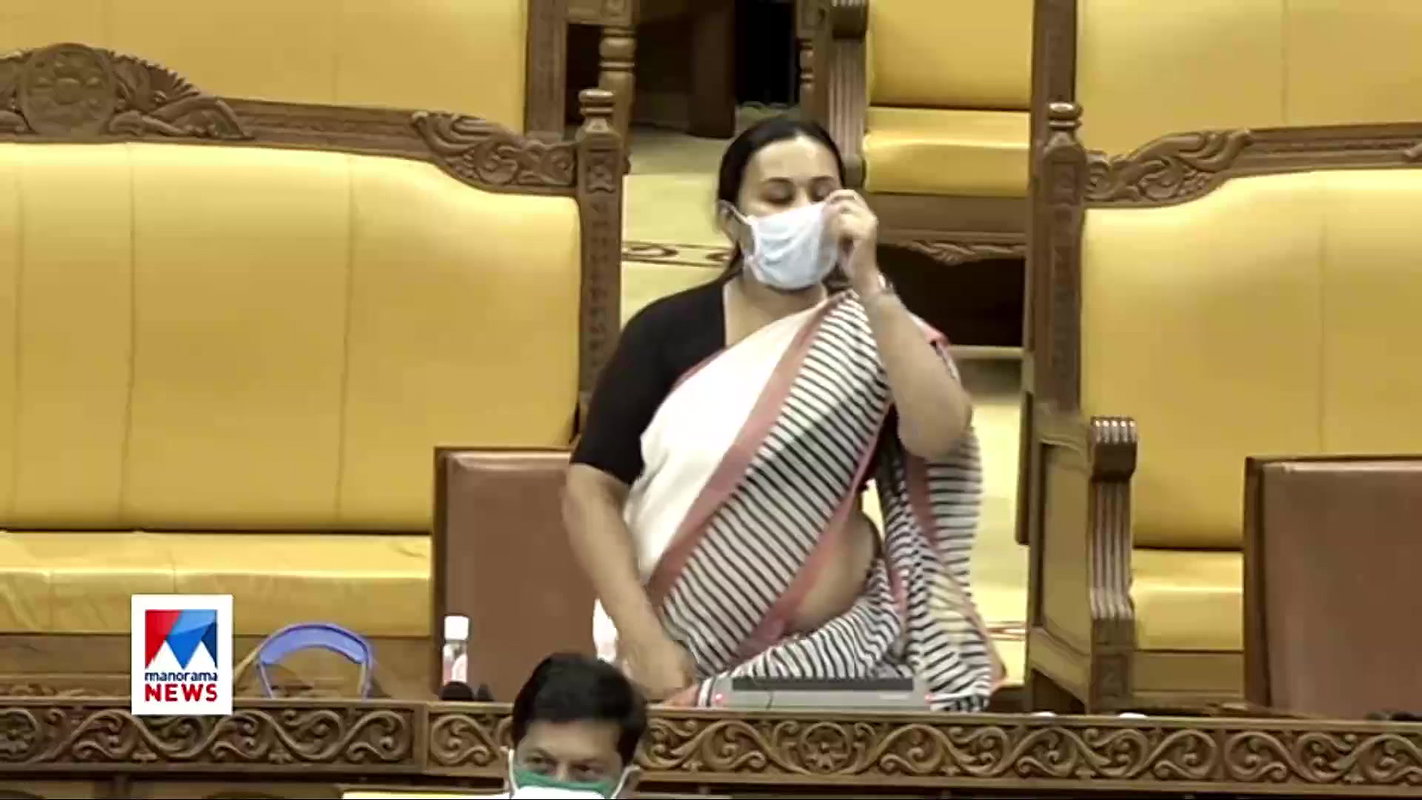 Veena Geroge Sexy Slight Navel Slip and Tummy in Saree