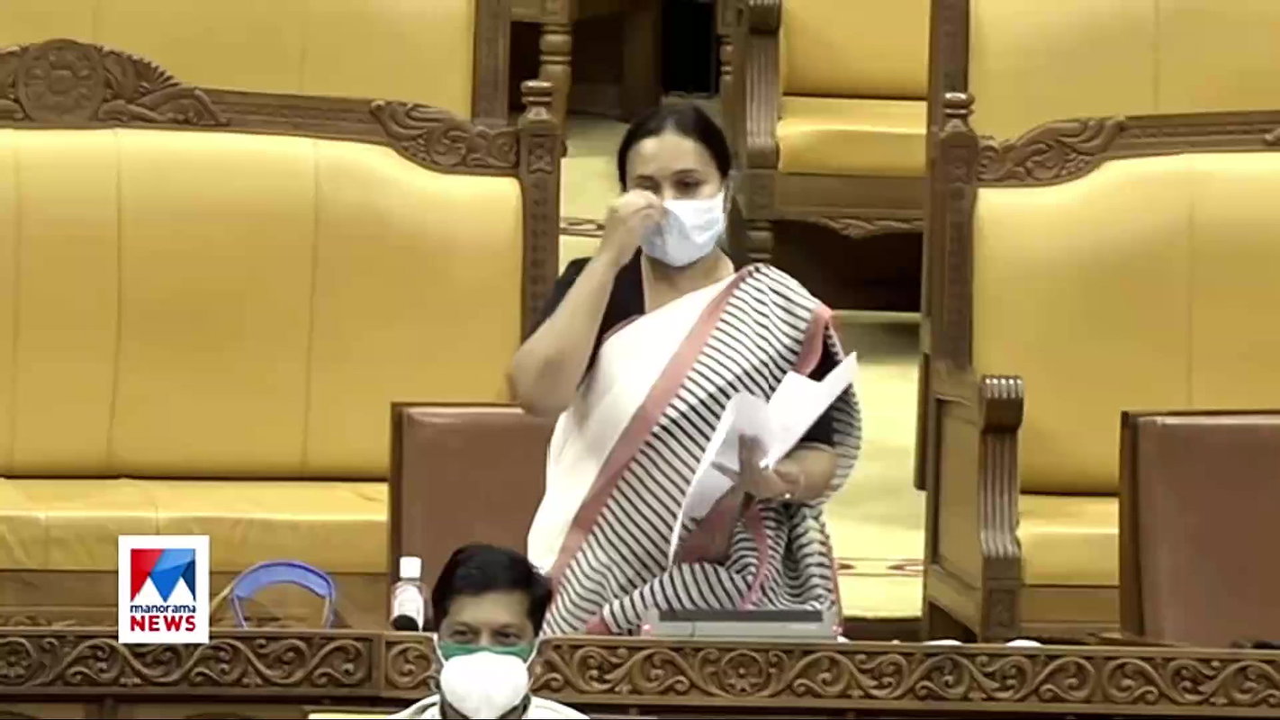 Veena Geroge Sexy Slight Navel Slip and Tummy in Saree