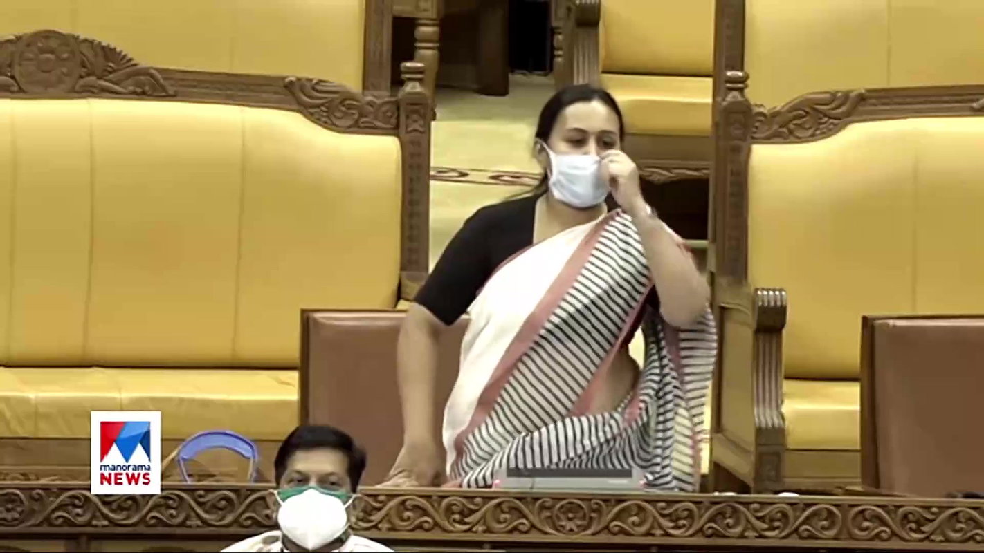 Veena Geroge Sexy Slight Navel Slip and Tummy in Saree