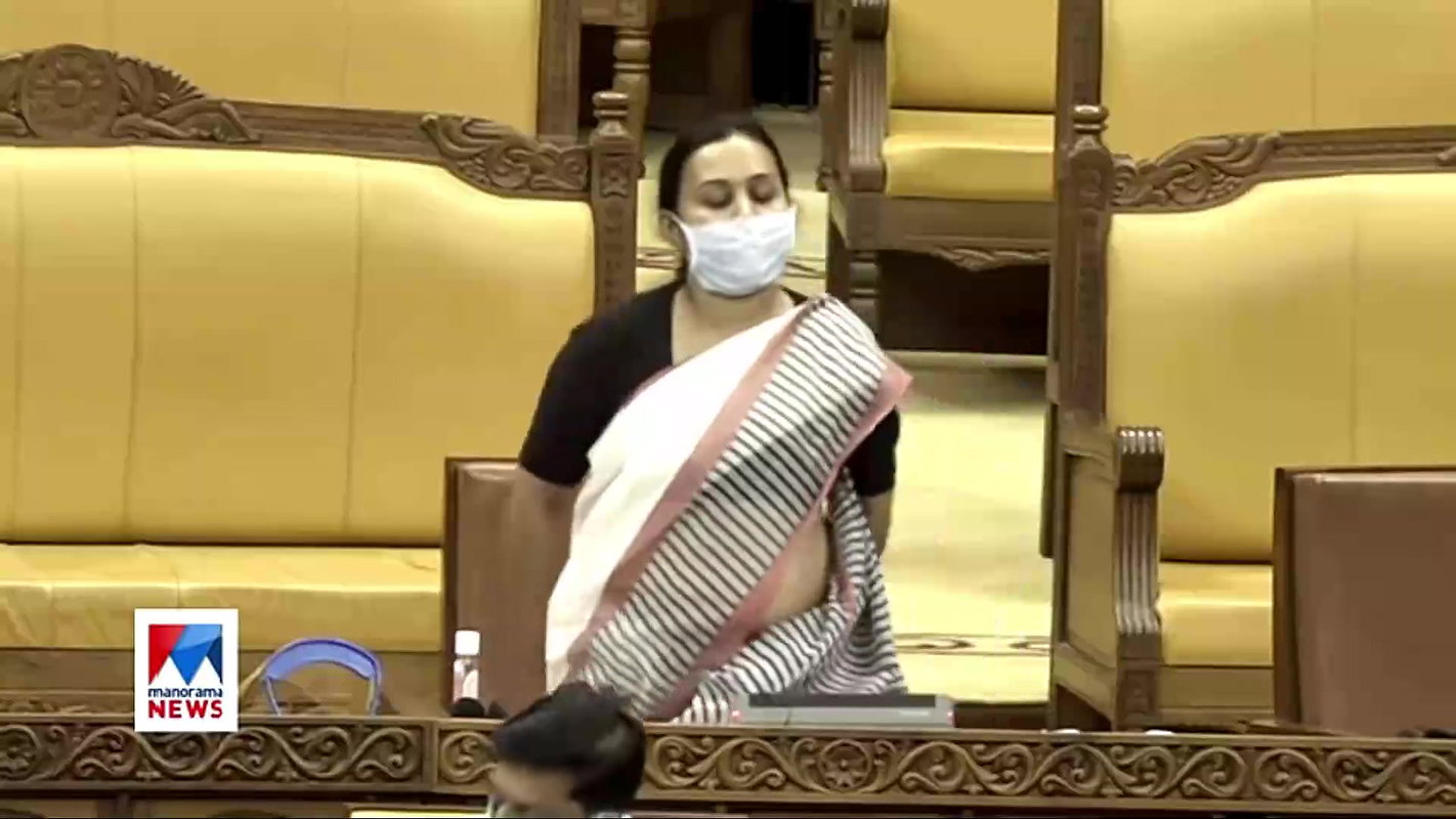 Veena Geroge Sexy Slight Navel Slip and Tummy in Saree