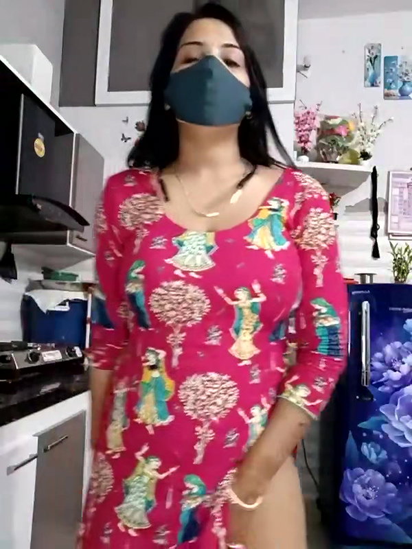 Hot Bhabhi in Salwar Fingering her pussy