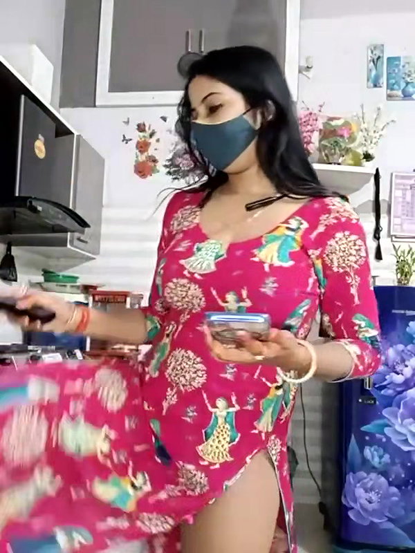 Hot Bhabhi in Salwar Fingering her pussy