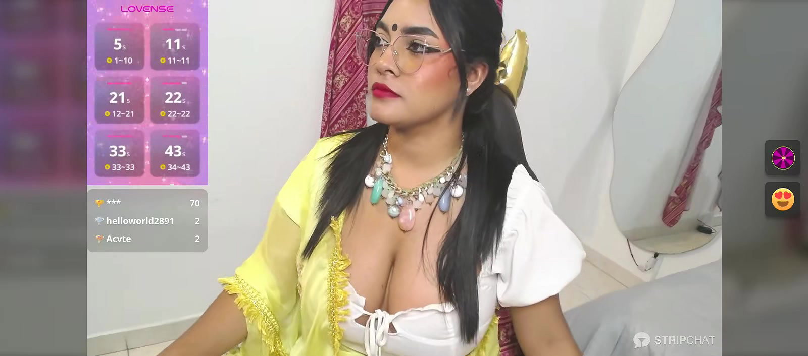 Hot bengali girl show her hot cleavage