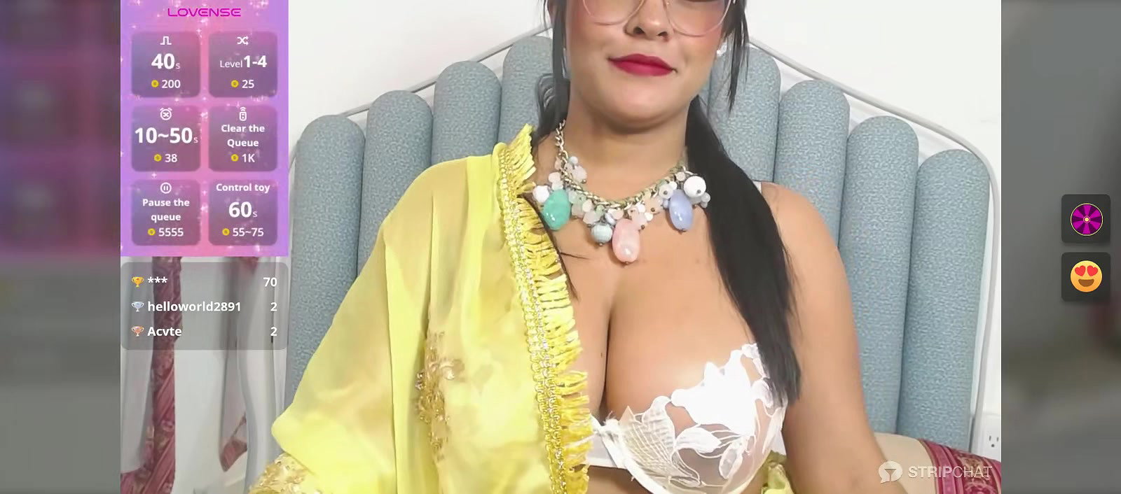 Hot bengali girl show her hot cleavage