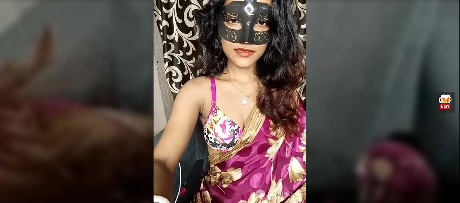 Hot Bhabhi in saree showing her boobs