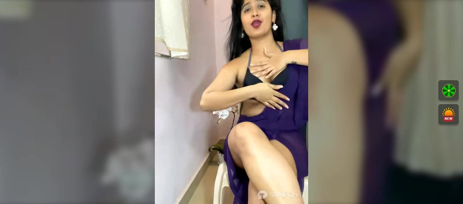 Sexy desi Girl Shows her Boobs