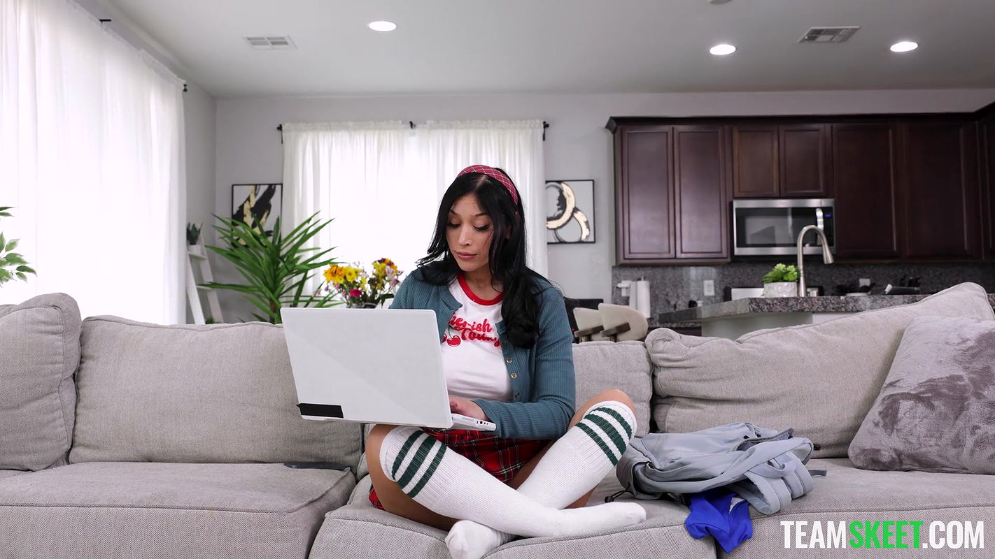 Breeding Material with Alexa Chains in She Wants to Get Pregnant, So Her StepbroΓÇÖs Seed Should Do