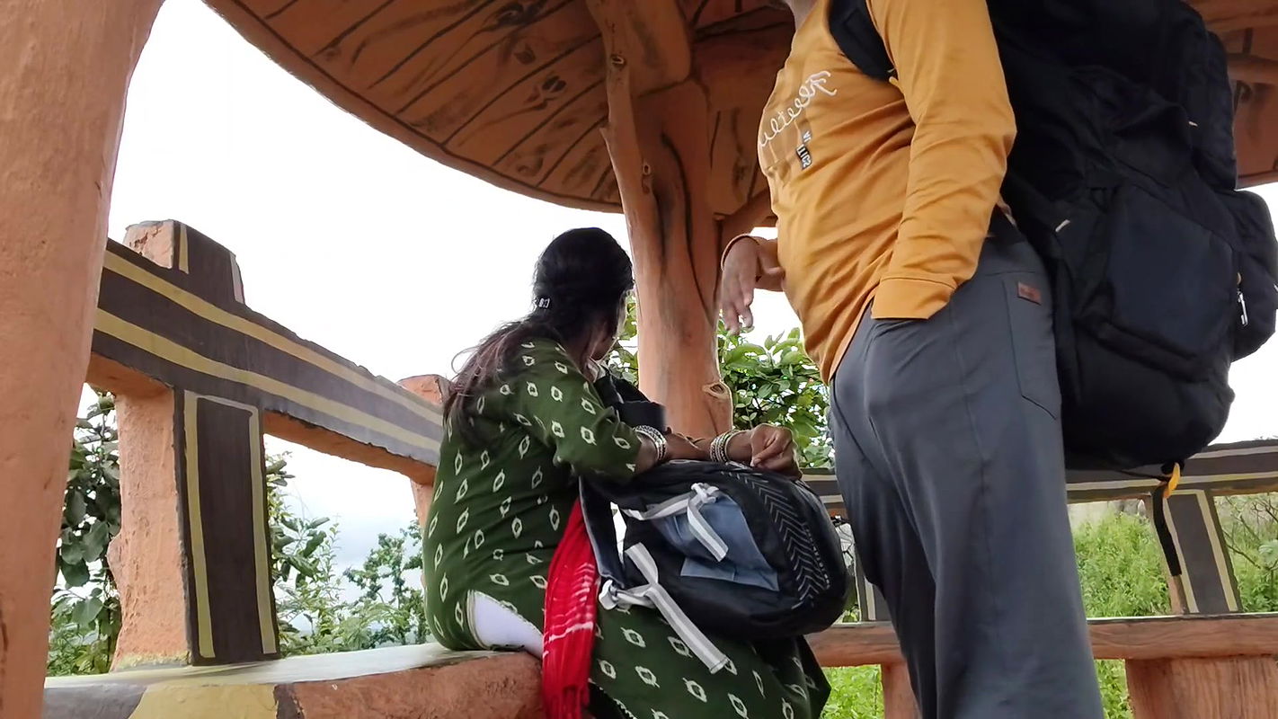 College girl & Unknown Boy fast time frendship – Tourist places par, tourist bhabhi mili – hot bhabhi video outdoor forest