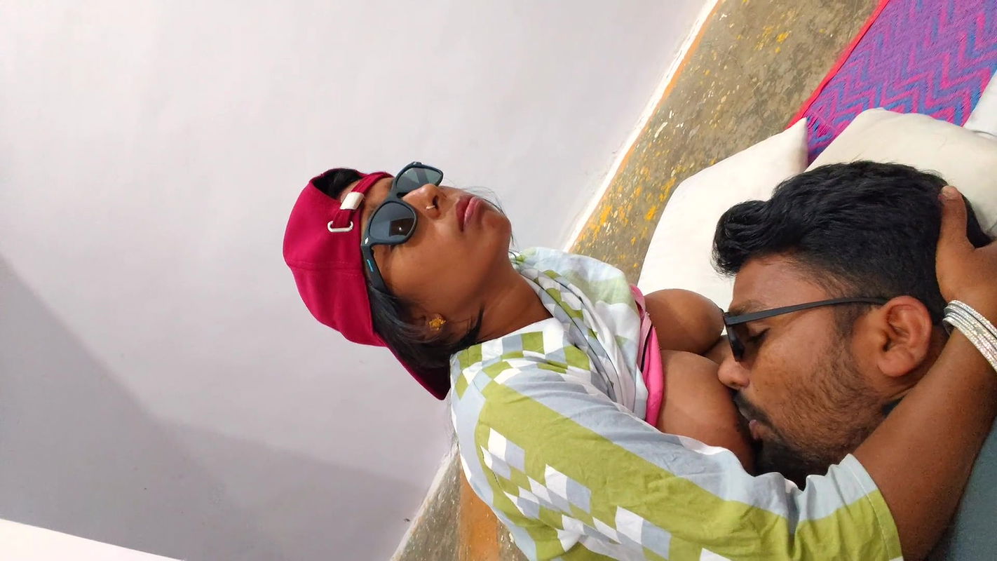 Bhai aapne chhote bahan ke boobs bade moj se chus raha he – desi village girl boobs suking young boy – big nipples and beautiful boobs