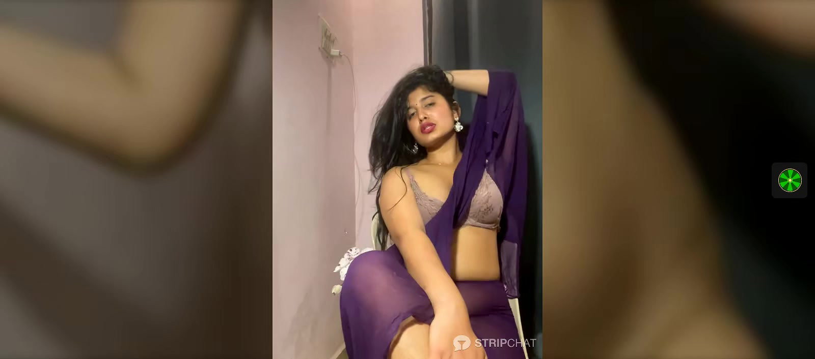 Horny babe showing her nude body2