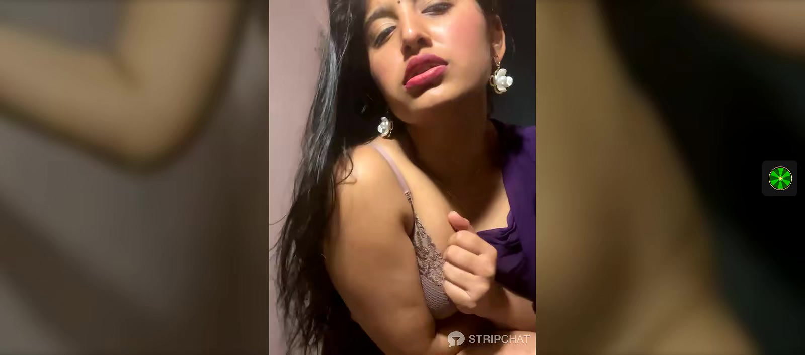 Horny babe showing her nude body2