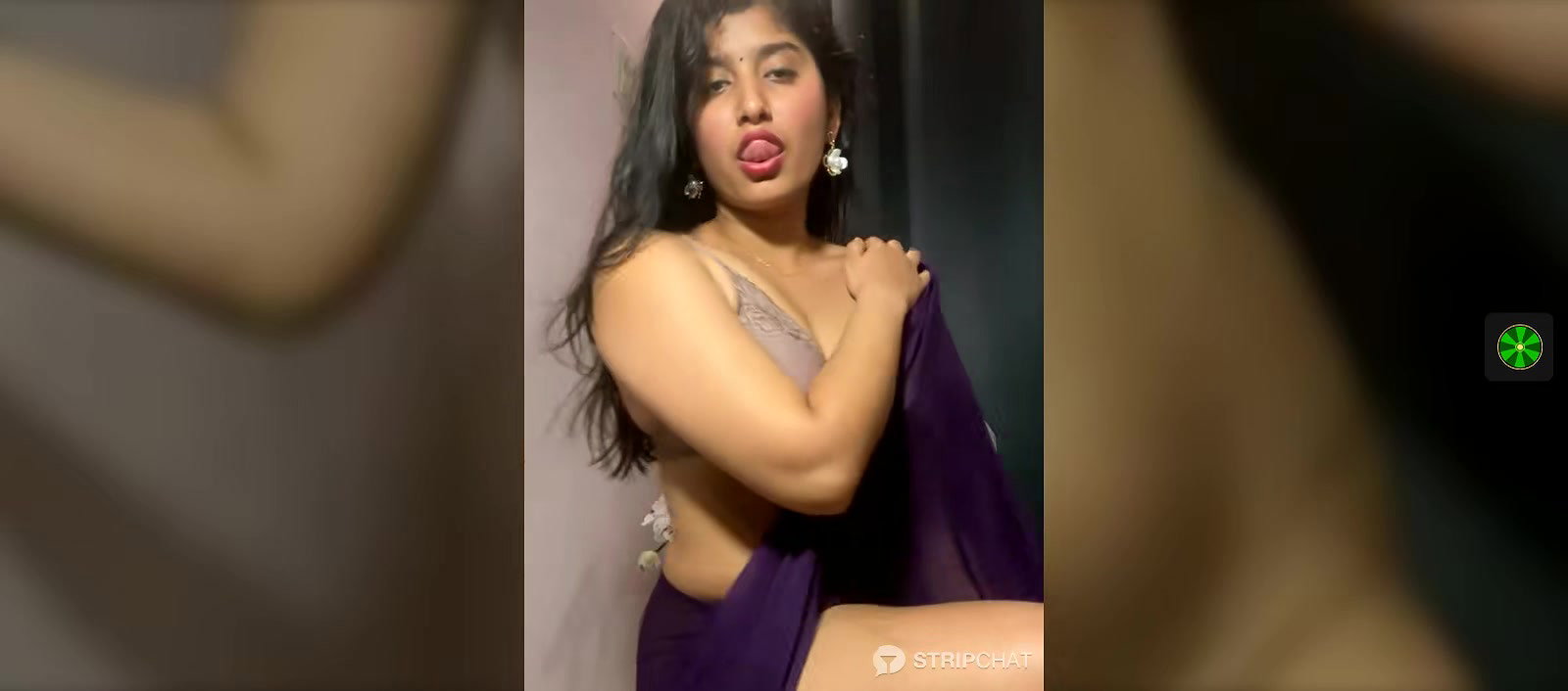 Horny babe showing her nude body2