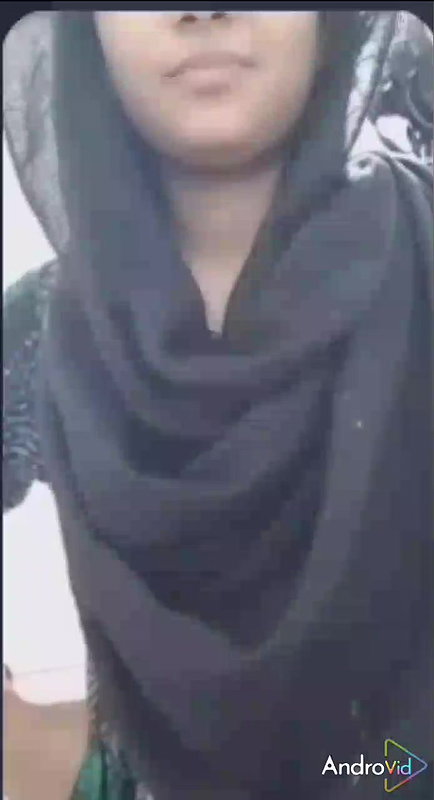 Topless hijab girl seduces boyfriend on live cam