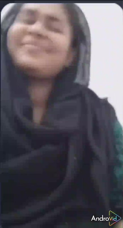 Topless hijab girl seduces boyfriend on live cam