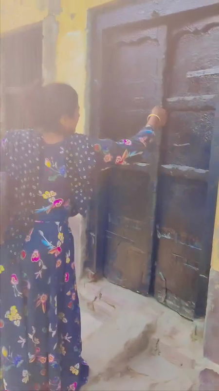 Desi sexy bhabi outdoor pee