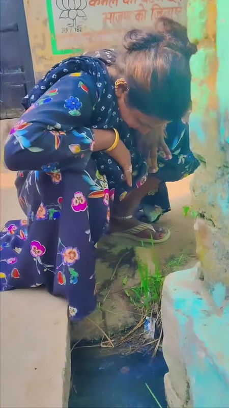 Desi sexy bhabi outdoor pee