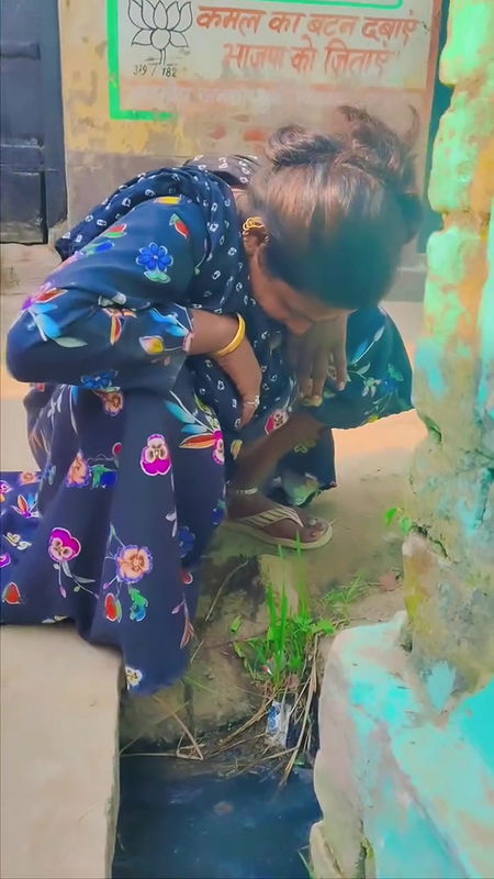 Desi sexy bhabi outdoor pee