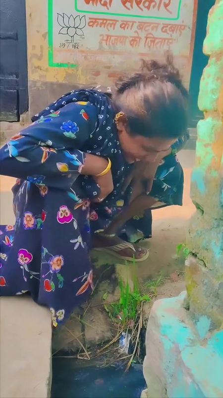 Desi sexy bhabi outdoor pee