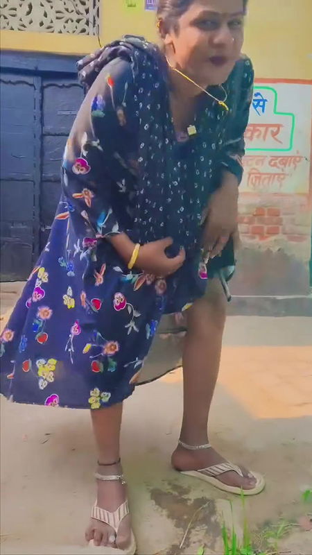 Desi sexy bhabi outdoor pee