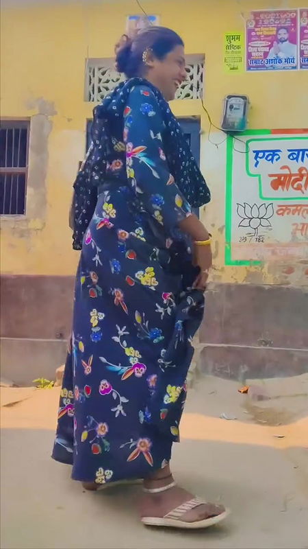 Desi sexy bhabi outdoor pee
