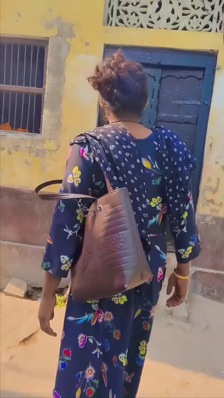 Desi sexy bhabi outdoor pee