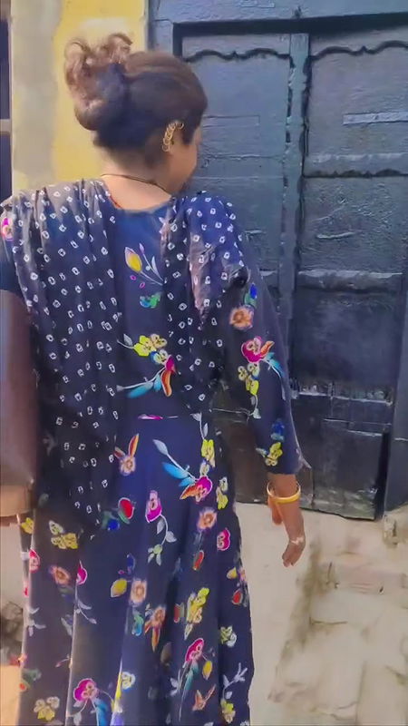 Desi sexy bhabi outdoor pee