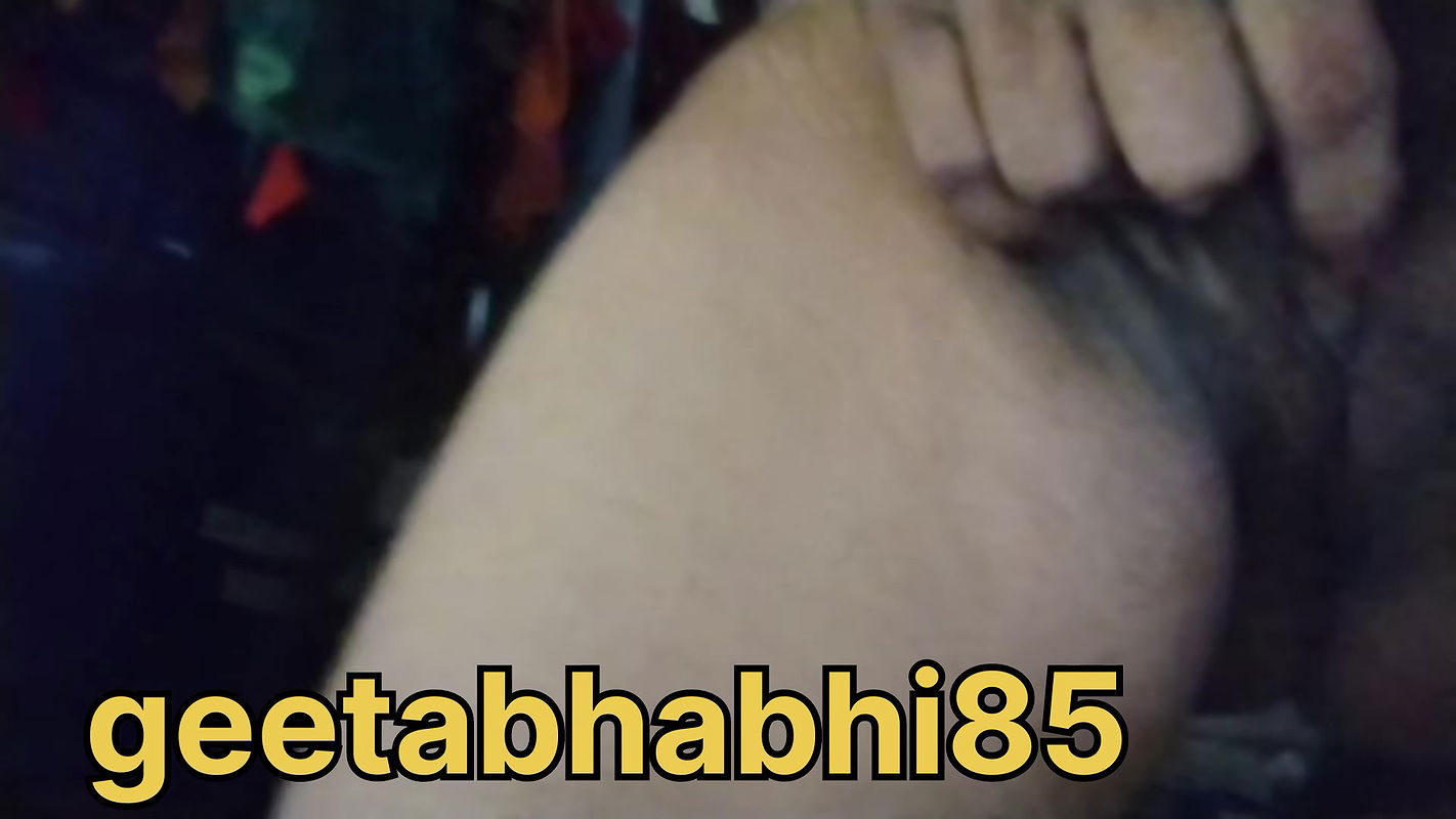 Indian sister-in-law, after going out to the husband, the wife showed her and sent it to her husband on mobile, the sexy sister-in-law of the village will take good videos of you all.