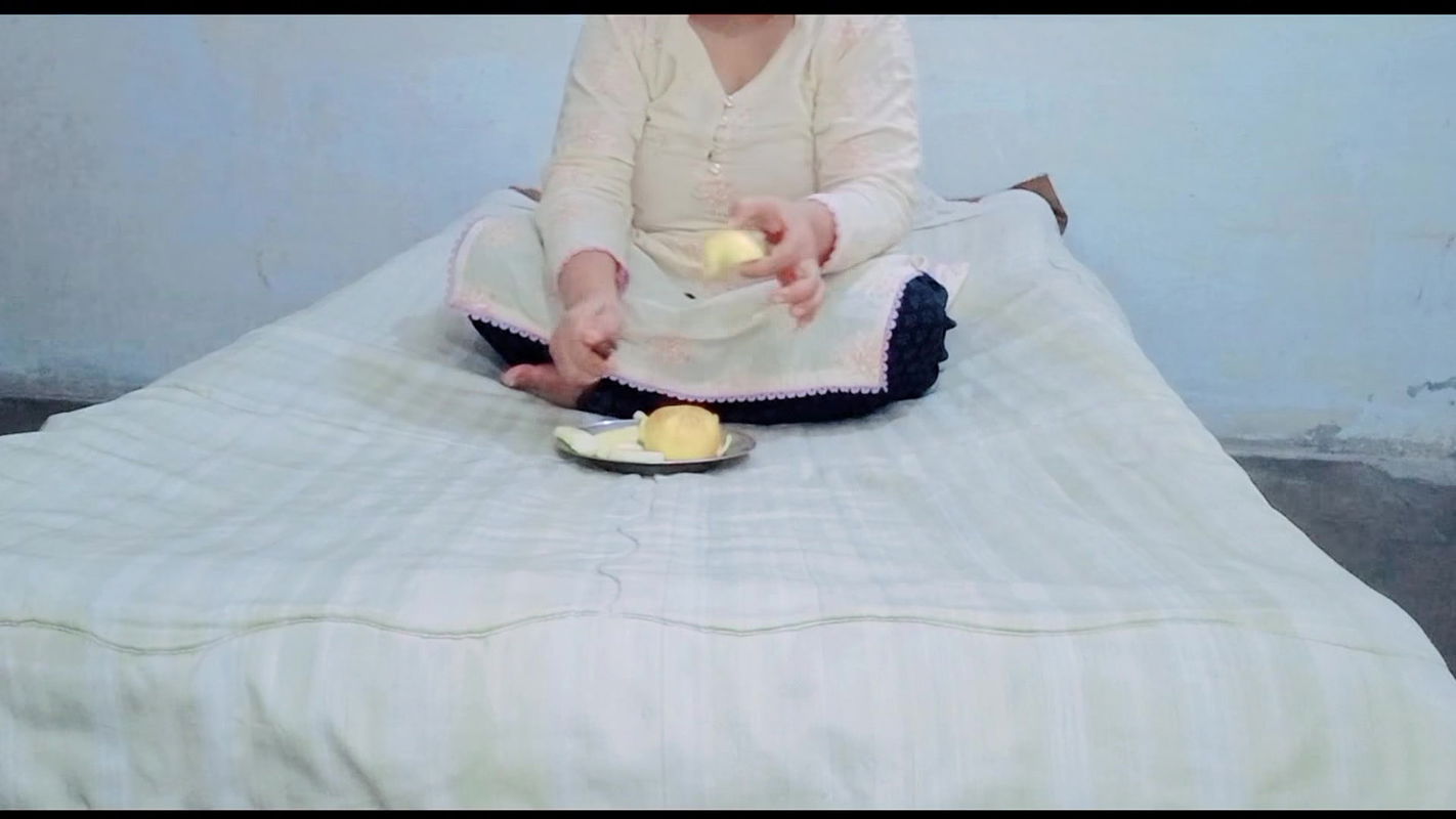 Cutting the fruit and eating the fruit my aunty fruit khati hoi aunty ky sht mazay liye