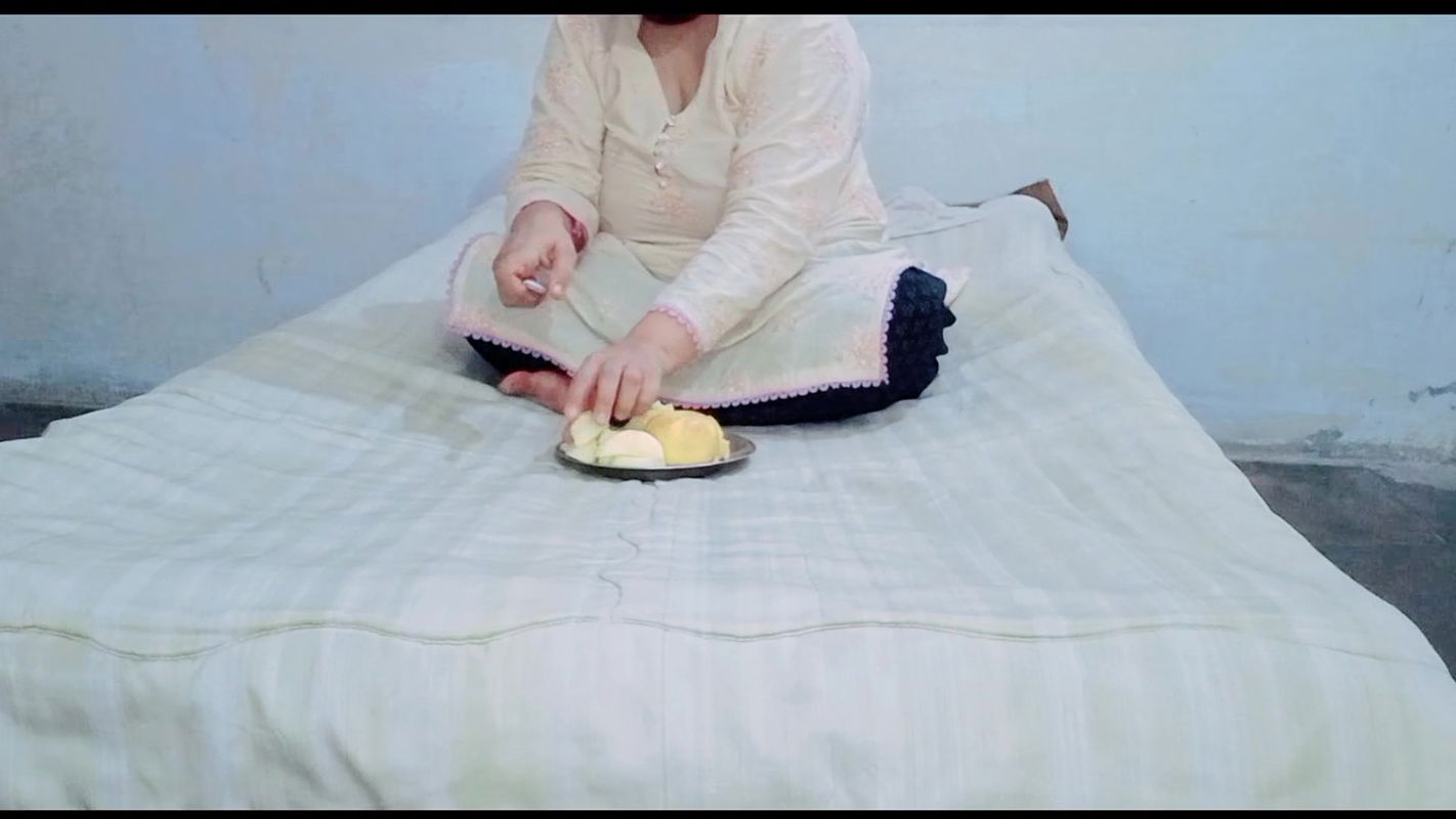 Cutting the fruit and eating the fruit my aunty fruit khati hoi aunty ky sht mazay liye